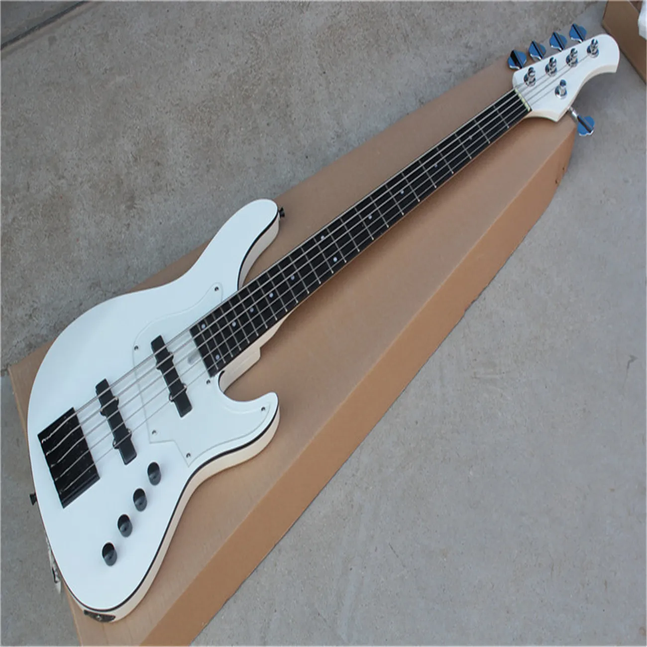 Baixo elétrico da guitarra elétrica 5-string, protetor transparente da pintura branca, integração da cor do corpo e do pescoço