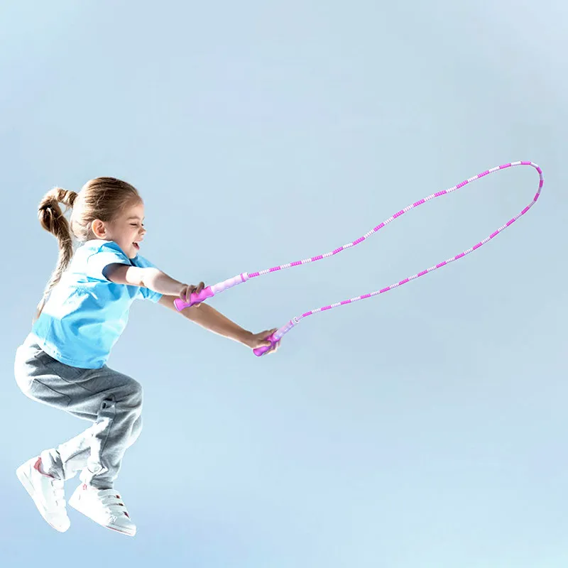 子供スペシャルジャンプロープの竹のスタイルの調節可能な長さ幼稚園の子供たちのためのロープをスキップロープ