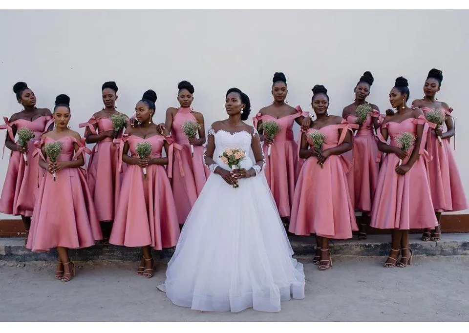 Africano nuovo designer africano rosa una linea abiti da damigella d'onore fuori spalla da tè da tè abiti da matrimoni in raso cameriera di dress otono