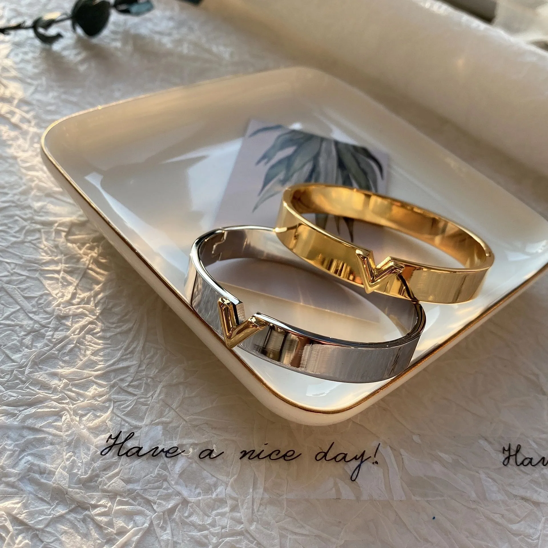 High Quality Titanium Steel Bangle Women Love Designer Bracelets Silver Rose Gold Bangles V letter color narrow bracelet Fashion Jewelry Lad