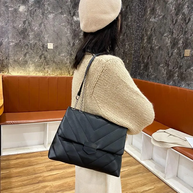 패션 체인 크로스 바디 가방 여성을위한 새로운 PU 가죽 쇼핑 데이 핸드백 디자이너 럭셔리 솔리드 컬러 스레드 어깨 가방