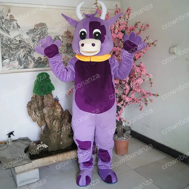 Costume della mascotte della mucca viola di Halloween Personaggio a tema anime dei cartoni animati di alta qualità Taglia per adulti Vestito da esterno per feste di compleanno di carnevale di Natale