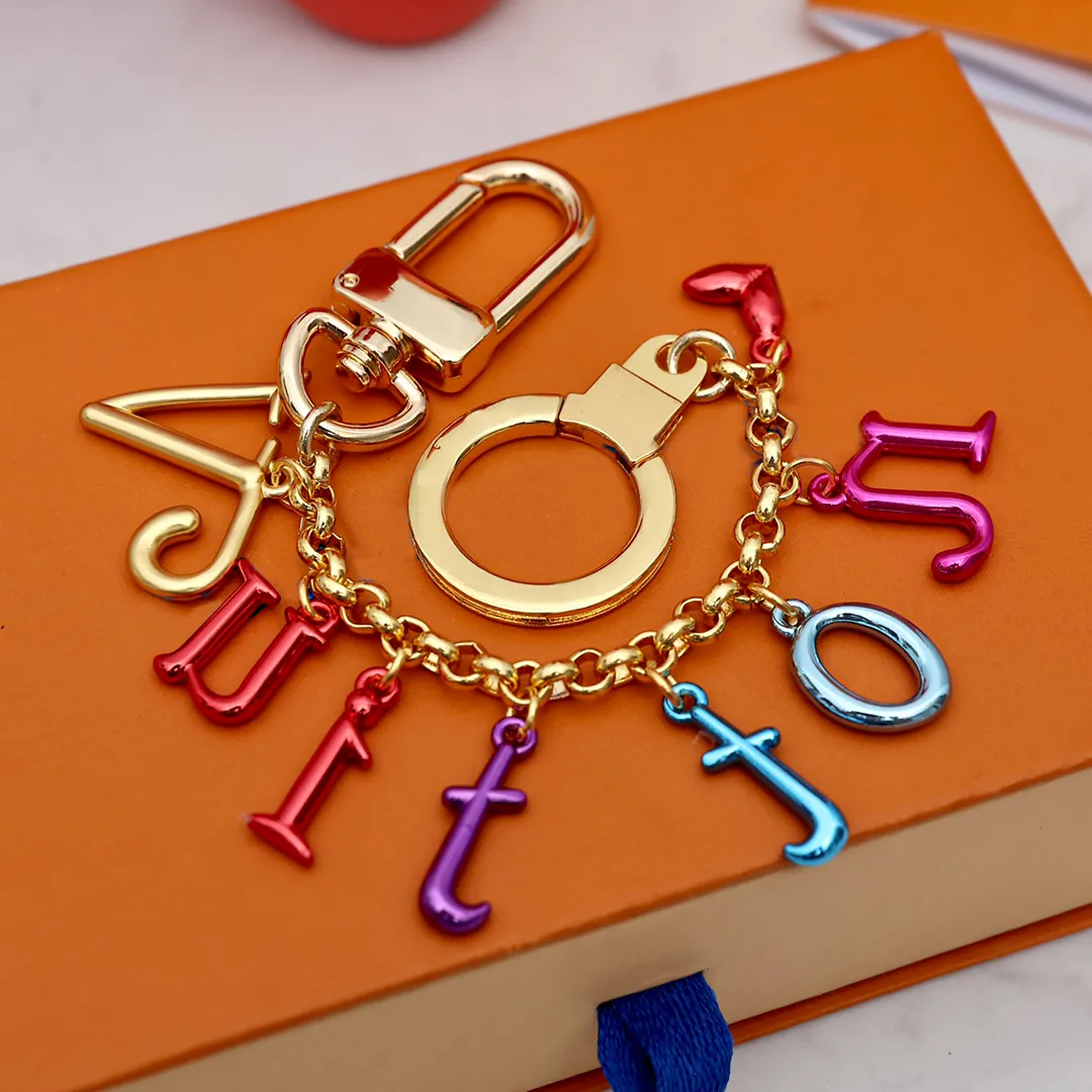 Şık Renkli Lüks Tasarımcı Anahtarlık Mektubu Kolye Altın Anahtar Toka Mens Womens Tuşları Süsler Toptan Için Ayrılabilir Anahtarlıklar