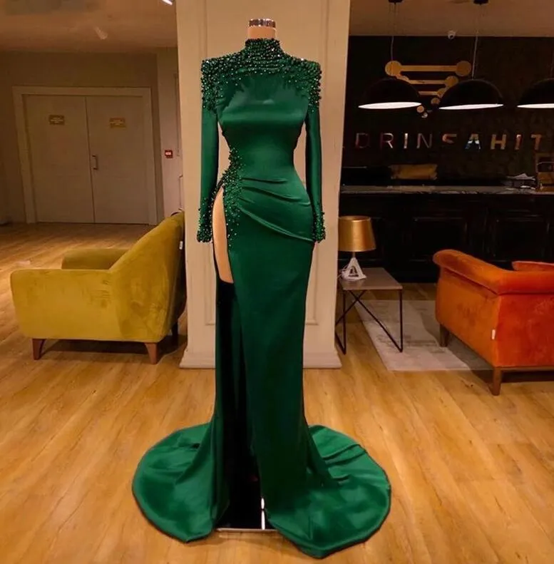 Vestidos de Noite Verde Esmeralda 2022 Usam Sereia Gola Alta Mangas Compridas Cristal Frisado Pérolas Dividido Lateralmente Trem Vestido de Festa Fo282J