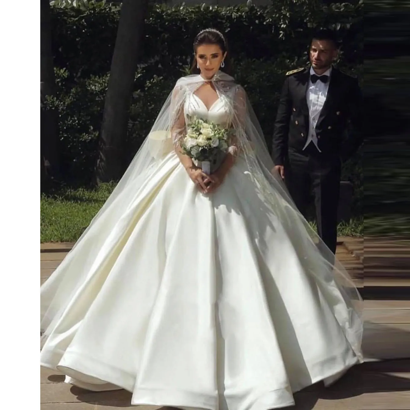 Árabe cetim de vestidos de casamento de linha com Tulle Cape Sheer Illusion Neck mangas compridas lantejoulas Applqiues vestidos de noiva Vestidos