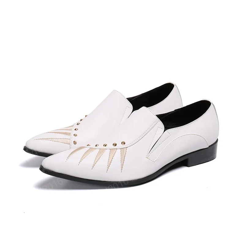 Chaussures classiques pour hommes blancs mocassins à pointes chaussures habillées pour hommes européens en cuir véritable zapatillas hombre rivets chaussures formelles hommes