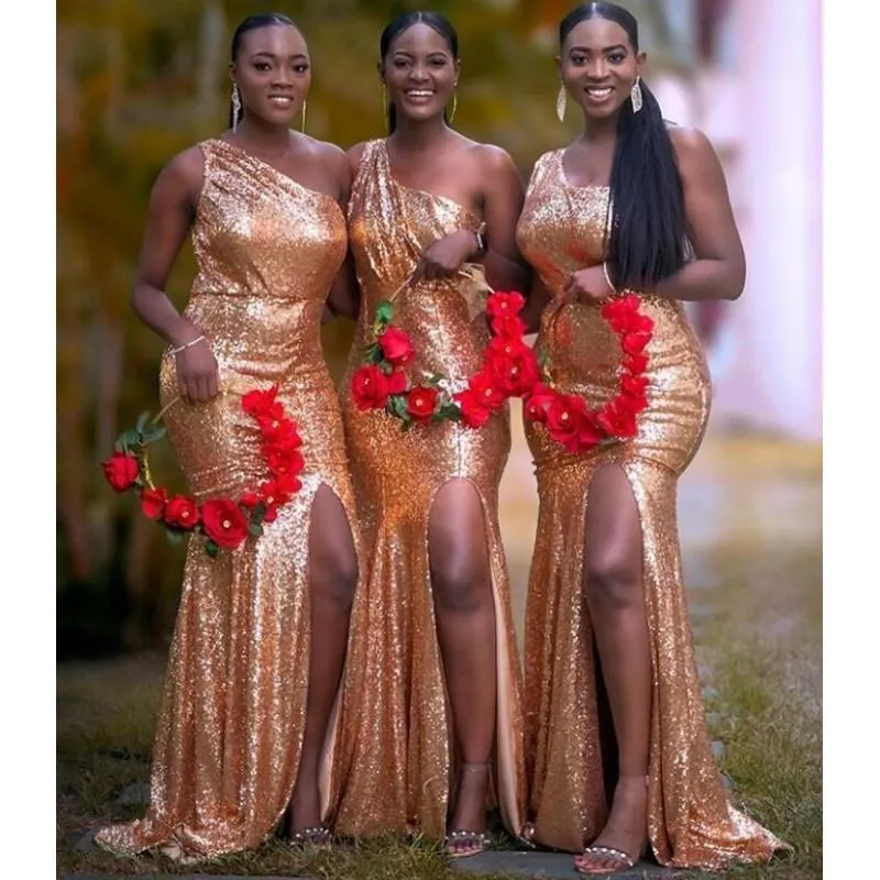 2020 Nuovi abiti da damigella d'onore con paillettes oro bling per matrimoni una lunghezza del pavimento della sirena spalla divisa più taglie formato abiti onori
