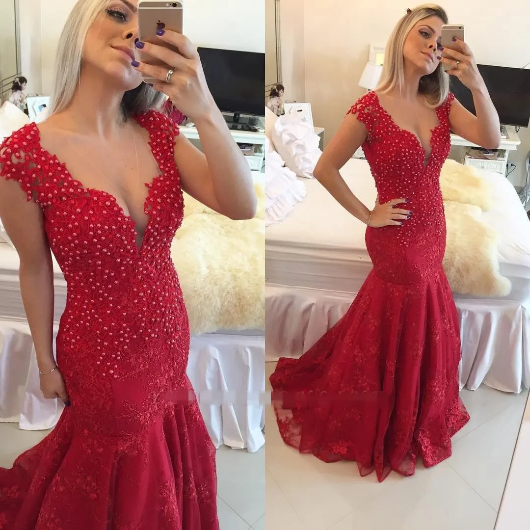2020 Sexig lång röd prom klänningar sjöjungfru djup v nacke pärlor spets ärmlös kväll fest klänning plus storlek kväll klänningar eleganta knappar