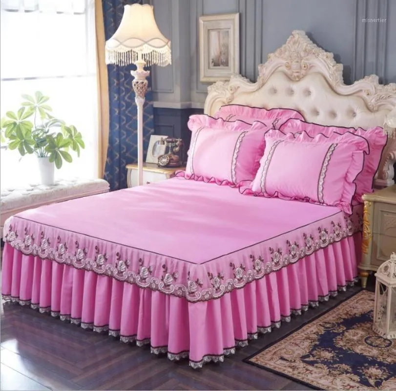 Bed kjol 1 / 3pcs Princess Lace Bedspread Sheet Pillowcases Broderad Solid Rosa Cover Bröllopsängar Hem Textile1