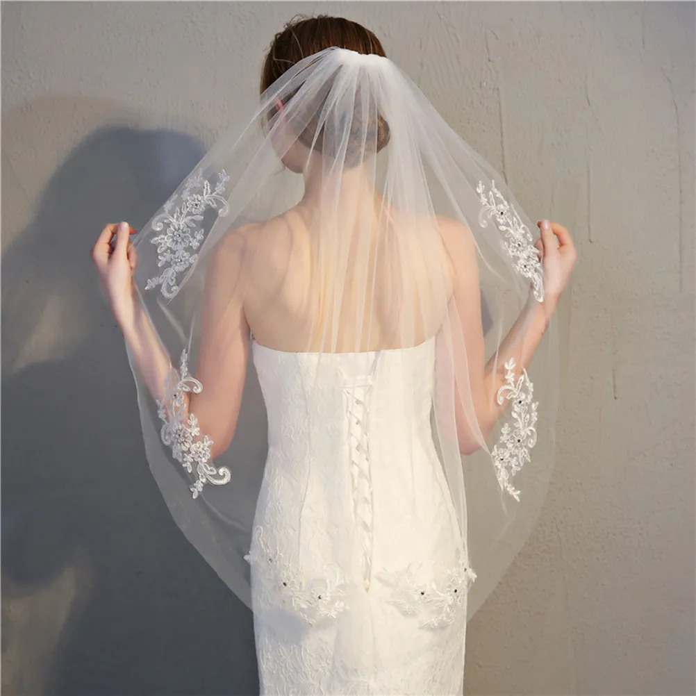 Single Layer White Wedding Bridal Veil Crystal Pärlagad korta brudslöjor med spetsapplikationer huvud för dekor