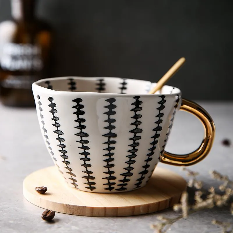 Ceramic coffee mug with discount lid and handle