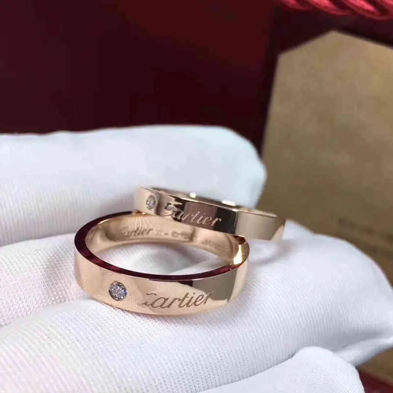 Wysokiej jakości karta Wysokiej jakości 18K Rose Gold English Version Love Seri Classic Para Ring InS234F