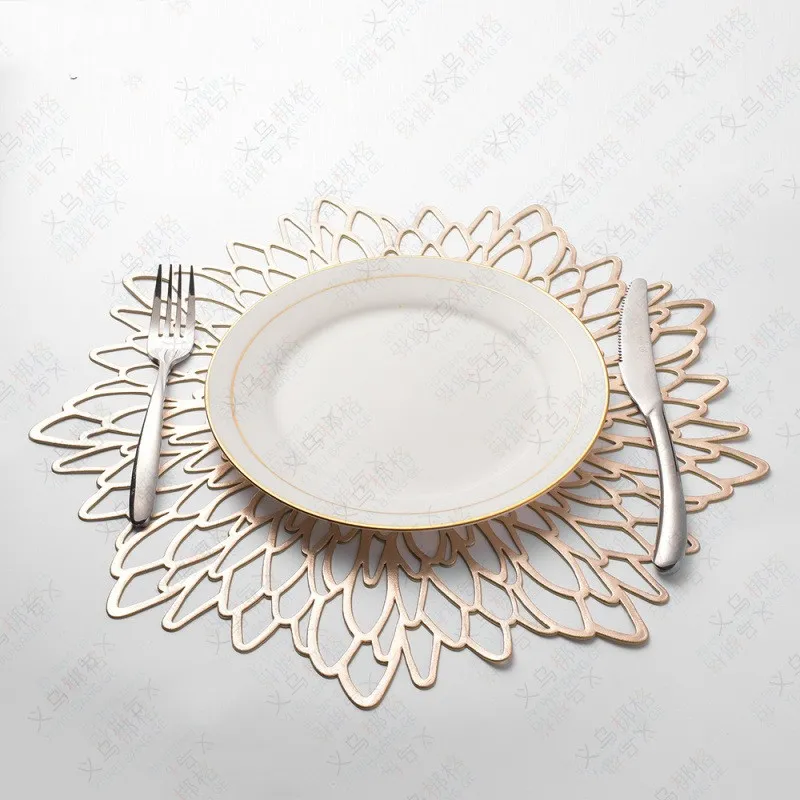 PVC Gilding Plated Placemat Hibiskus Blommor Hål Out Mats Kök Röd Geometrisk Mönster Hem Inredning Ny Ankomst 3 05BG M2