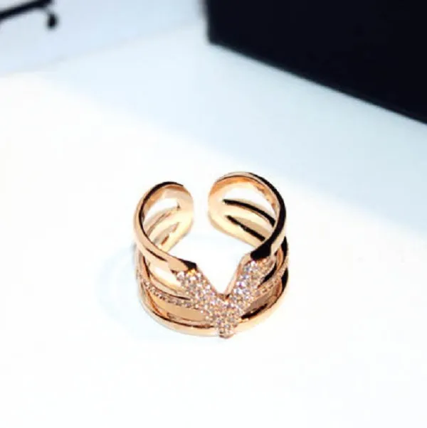 Neue Super -Sparkling Cubic Zirconia Diamond Fashion Designer Buchstabe V weit offener geometrischer Ring für Frauen 13