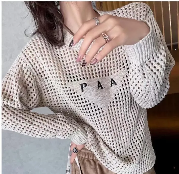 2022P 패션 디자이너 여성용 니트 스웨터 착용 컷 레드 중공 전면 편지 자수 느슨한 편안한 성격 트렌디
