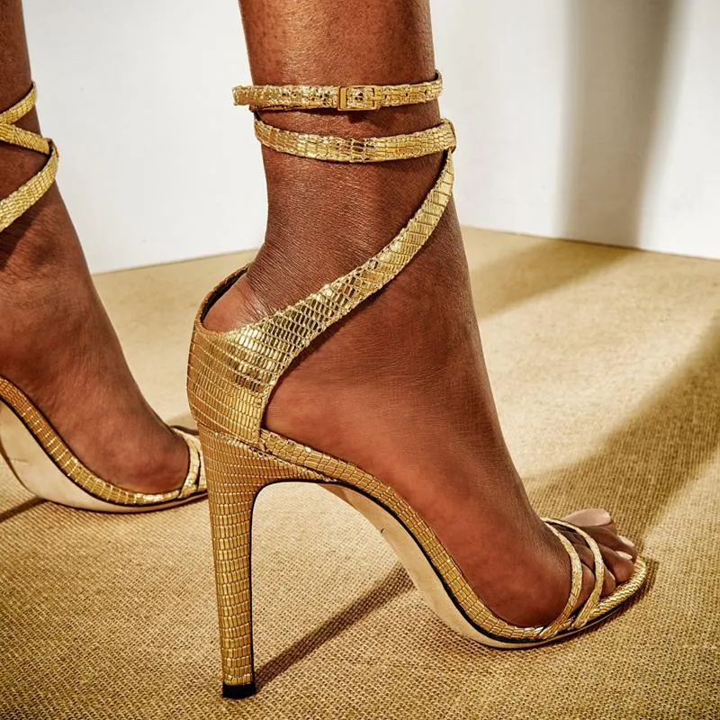 Сандалии 2021 Женщина Сексуальная элегантная роскошная лодыжка -ремешки золотые 12 см. Высокие каблуки Открытые пальцы для свадебного выпускного вечера туфли для вечеринки Zapatos