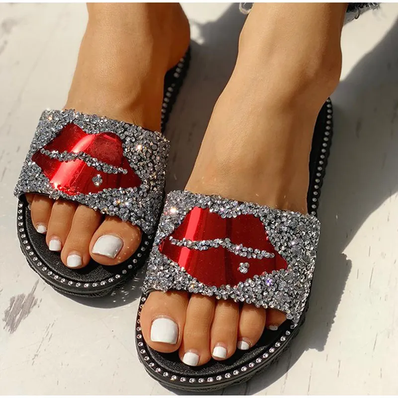 Kapcie Letnie Kobiety Bling Shining Kryształowe kapcie Otwarte palce Płaskie Slajdów Seksowne Wargi Obuwie Chaussures Femme Slajdy X1020