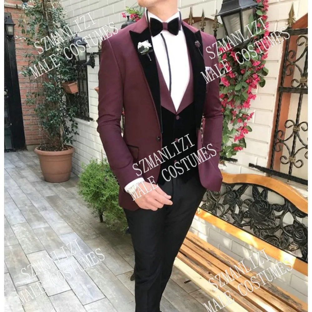 Nyaste 2020 Burgundy Velvet Lapel Wedding Suits Tuxedos Slim Fit 3 Pieces Men Prom Pook Peaked Lapel Bästa Man Business Clothes