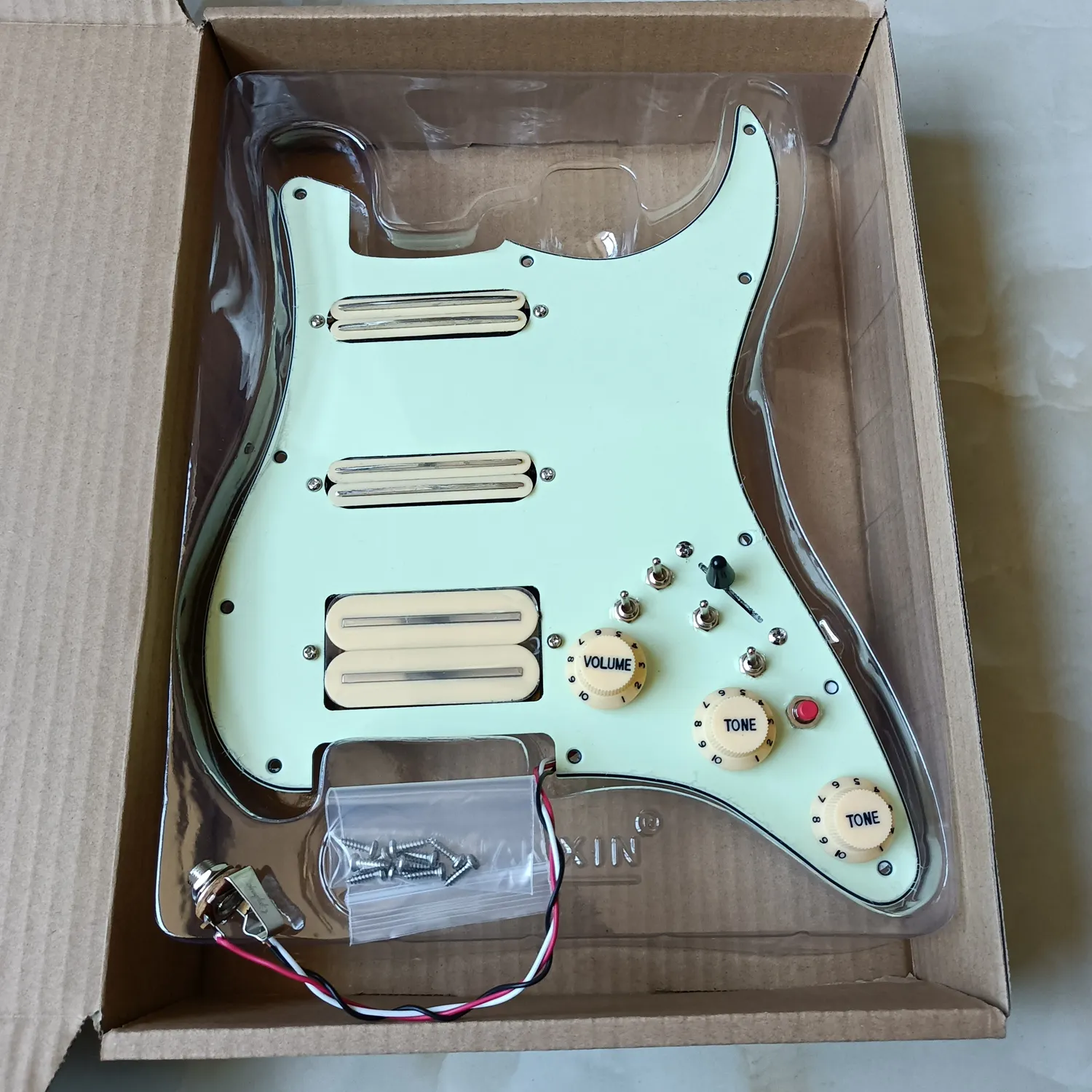 Uppgradera förtrollad SSH Guitar Pickguard Gul Mini Humbucker Pickups High Output DCR 1 Set Wiring Harness