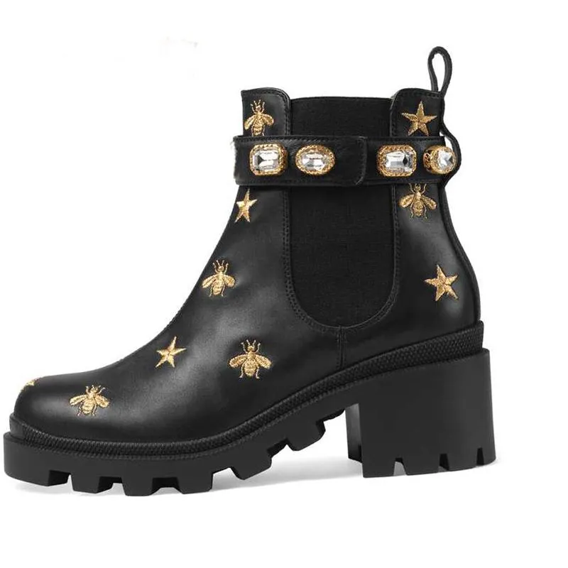 Botas curtas de inverno 100% couro de vaca Fivela de cinto de metal Sapatos femininos clássicos Salto grosso Designer de couro Sapato de salto alto Fashion Diamond Lady boot Tamanho grande 35-42 Com caixa