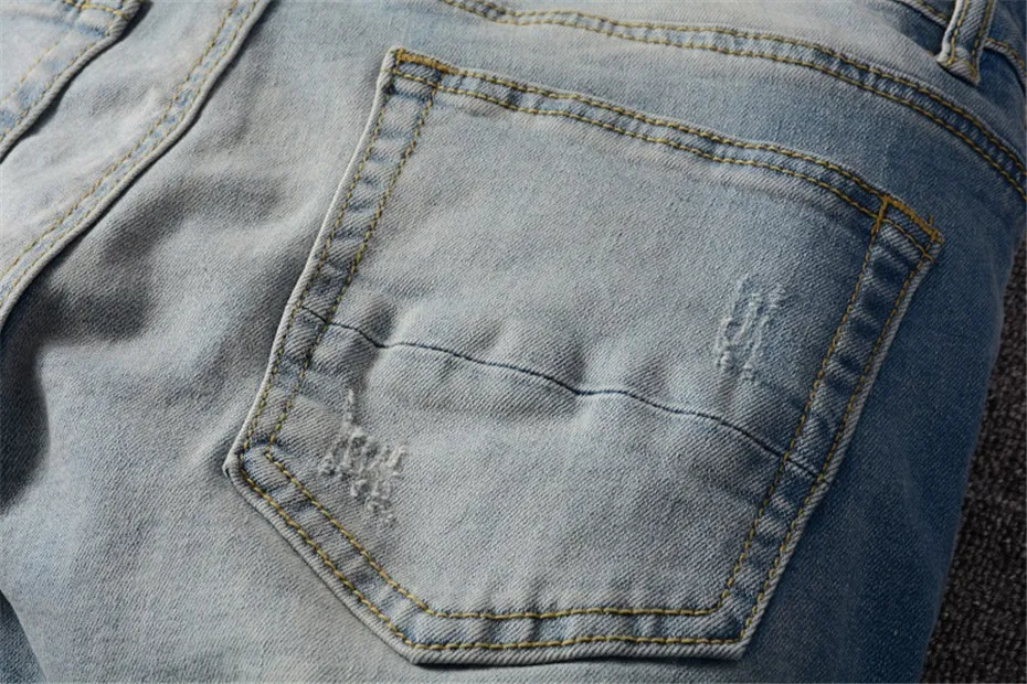 Yeni gelenler Erkek Kot Tasarımcıları Beyaz Kapalı Işık Yansıtma Fit Varış Biker Jeans Sıkıntılı Elmas Çizgiler En Kaliteli Pantolon 2927