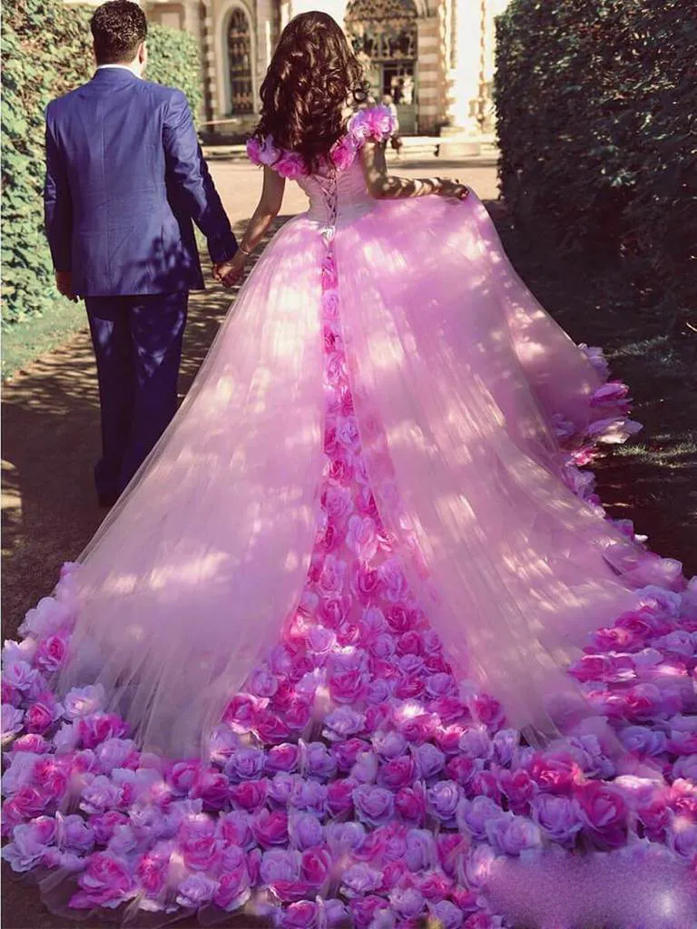 Fiori rosa 3D Abiti da principessa Quinceanera Corsetto Tulle Abiti dolci da 16 anni Treno lungo Vestido De Debuttante con spalle scoperte Abiti da ballo per ragazze di 15 anni