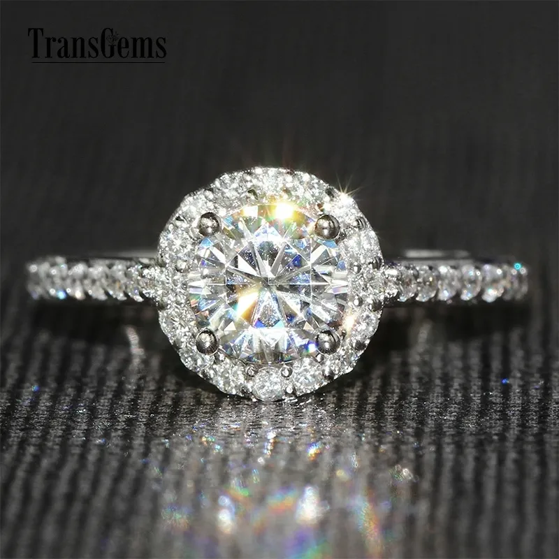 TransGems Center 1ct Halo Engagement Ring 14K 585 White Gold 6.5MM F Color Ring per le donne Wedding Y200620
