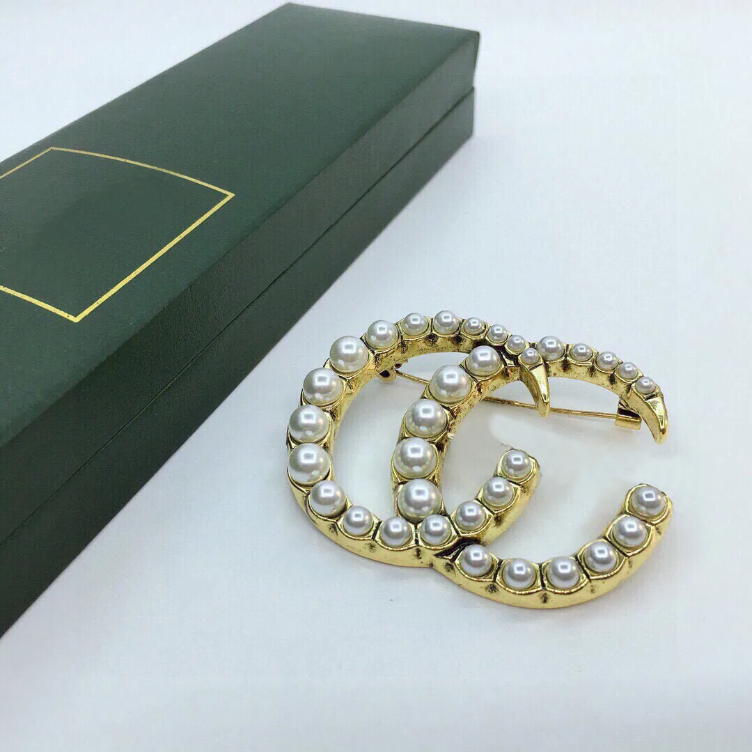 Pełna Pearl Broszka Luksusowa Projektant Biżuteria Stylowa Letter Pin Suit Sukienka Klasyczne Broszki Odzież Ornament Wedding Party Wysokiej Jakości