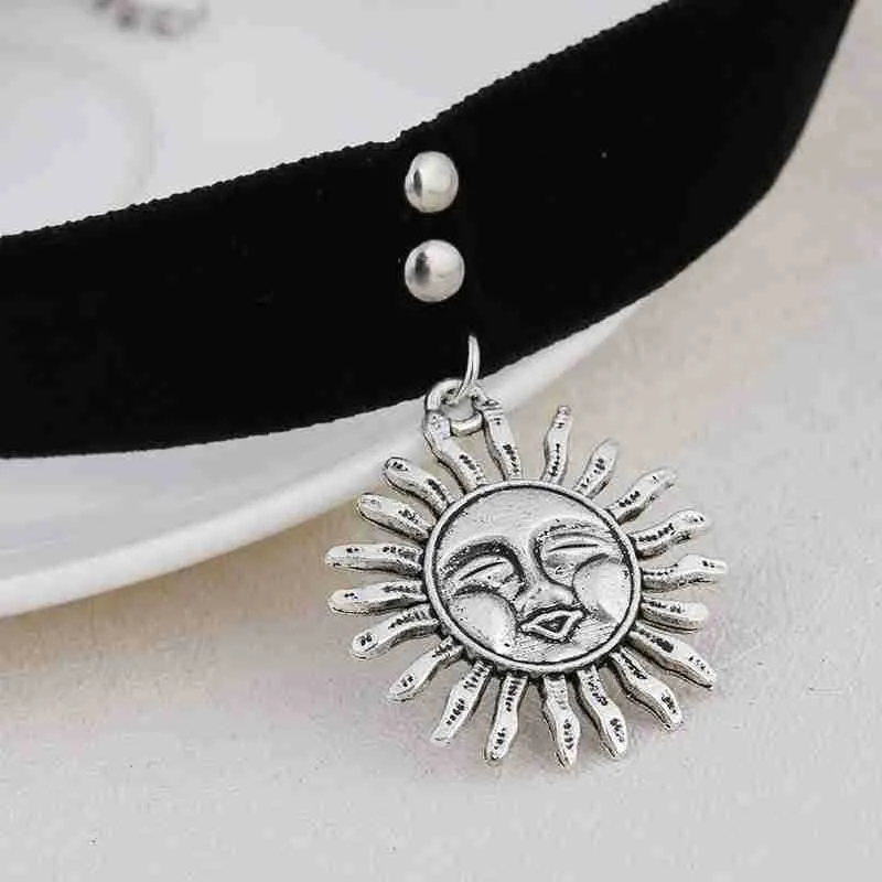 1PCs Vintage Women Gothic The Professional Choker Necklaces Girls Black Velvet Ribbon Retro Sun Shaped Chokers Necklace