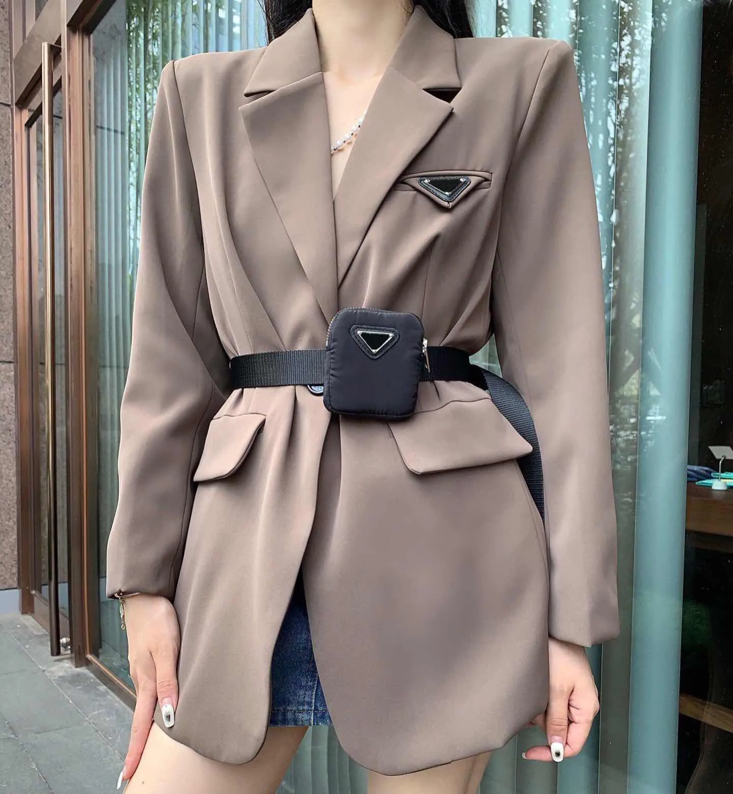22FW Luxury Women's Suits Coat Blazers Midjev￤ska Designer Jacka Fashion Classic Invertered Triangle Lady Slim Temperament Coat Color Black Coffee