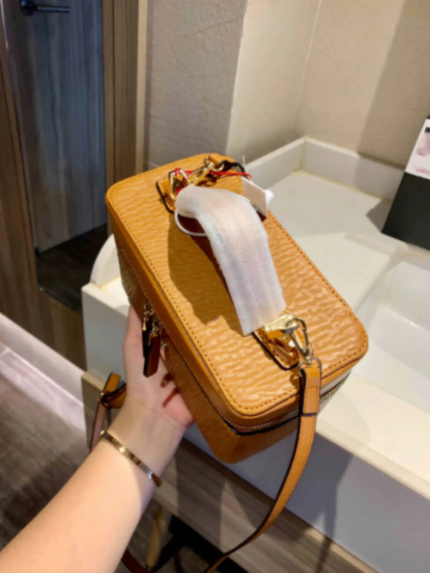 High-quality fashion women`s handbag makeup boxs all leather shoulder bag outdoor travel collection box wash bags free shopping