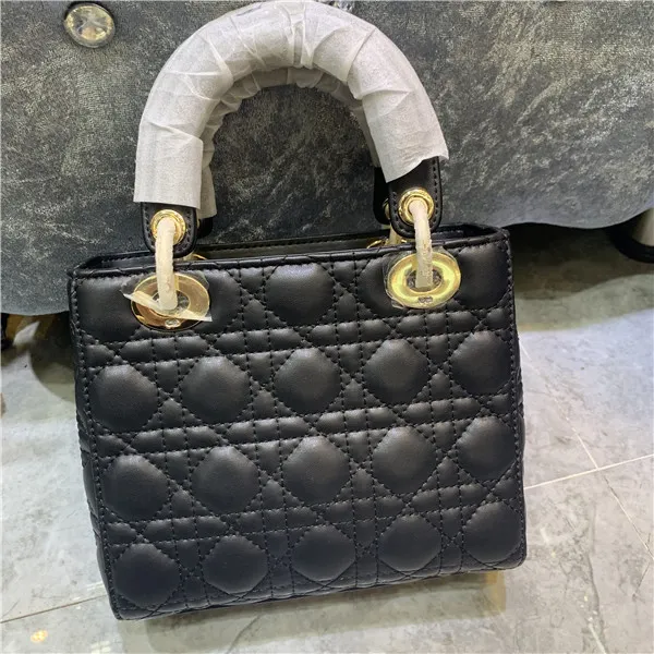 디자이너 럭셔리 핸드백 새로운 여성의 어깨 가방 특허 가죽 솔리드 컬러 패션 기질 개인화 된 휴대용 가방 고품질 가방