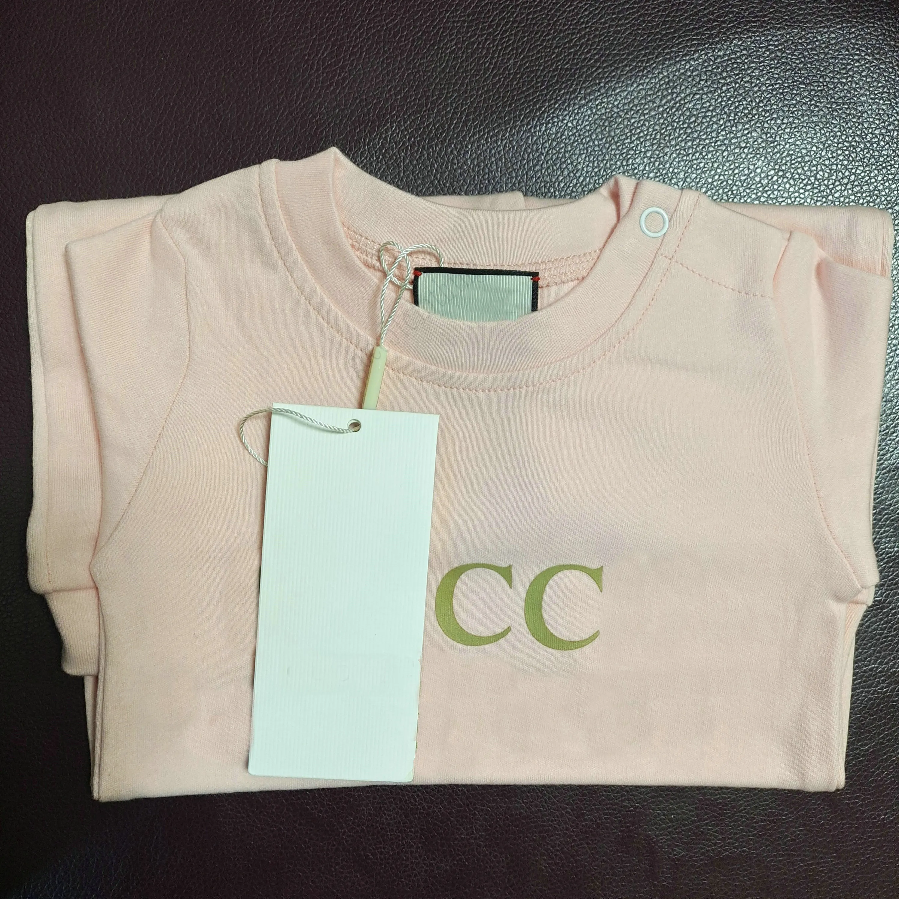 Romper di design di alta qualità + etichetta Regalo per neonati neonati neonati per bambini e ragazze lettere di moda salta per la lettera nuovi vestiti per bambini 100% di cotone marca di cotone per bambini scatola di pagliaccio per bambini