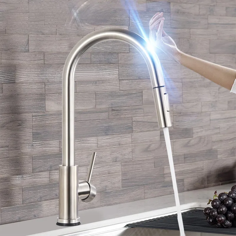 Intelligente Touch-Küchenhahn gebürstetes Gold-Auszieh-Auszieh-Spray-schwarze Sensor-Wasserhähne 360 ​​Rotationskran heißer kalter Wassersensor-Mischer-Armaturen