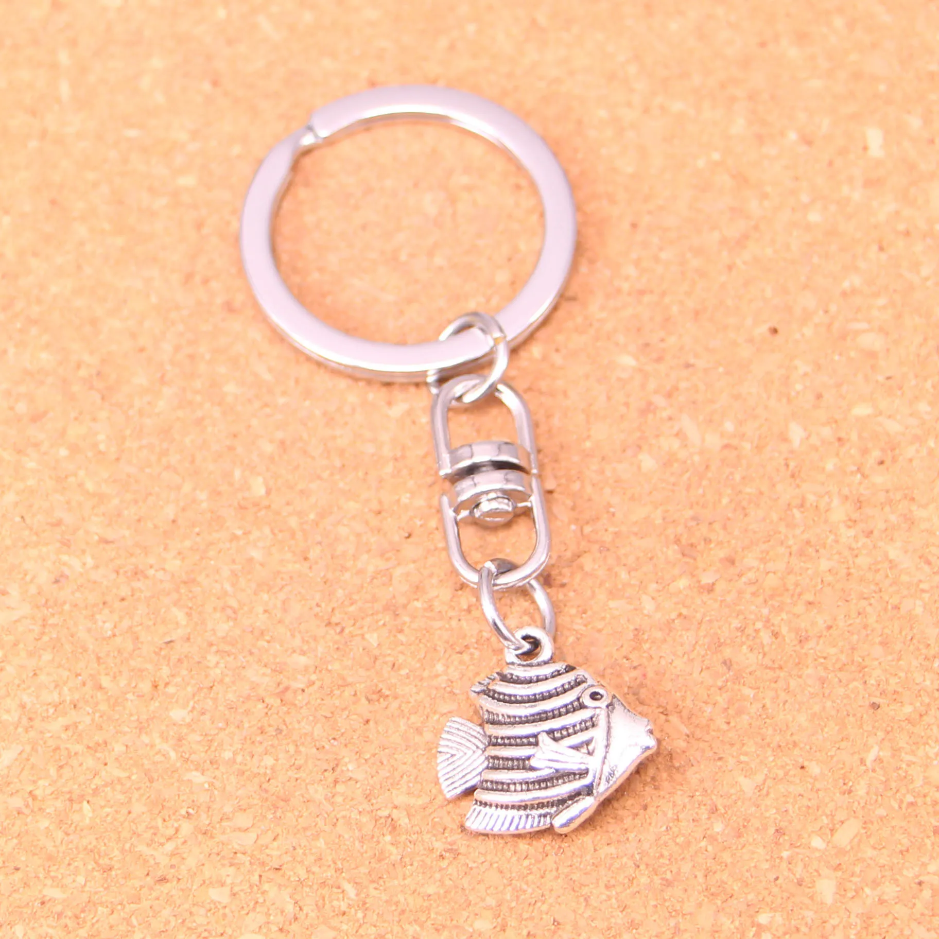 Fashion Keychain 18*18mm goldfish fish Pendants DIY Jewelry Car Key Chain Ring Holder Souvenir For Gift