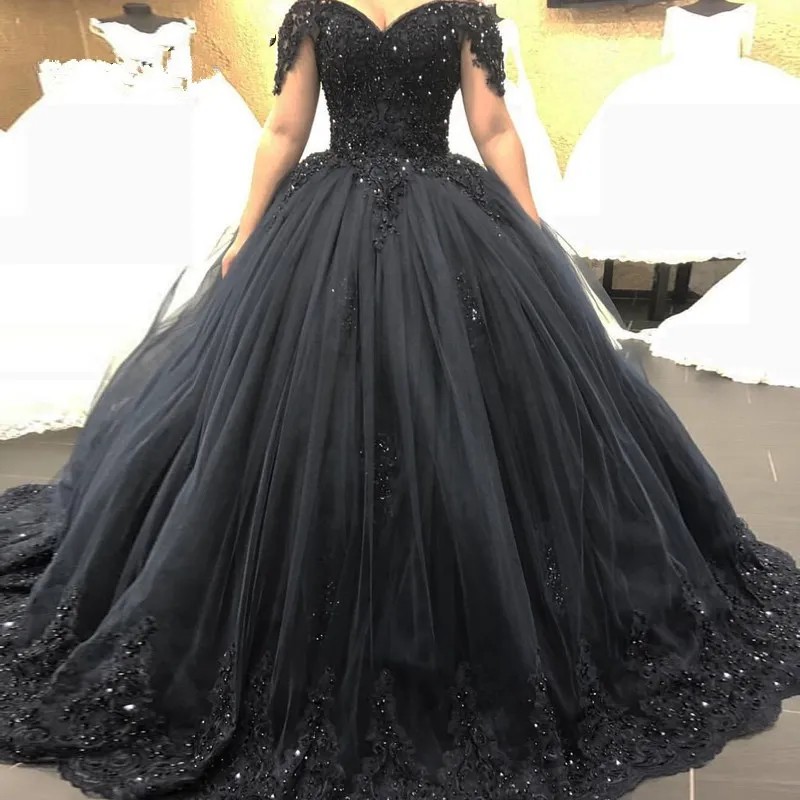 Robes de mariée robe de bal gothique noire 2022 trains de balayage appliques de dentelle perlant sur l'épaule, plus la taille robe de mariée vintage dos ouvert