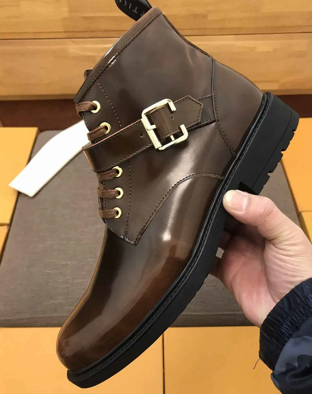 Designer Men Cow in pelle High Top Abito da sposa Stivali da lavoro Stivali da lavoro con fibbie per la fibbia della moda