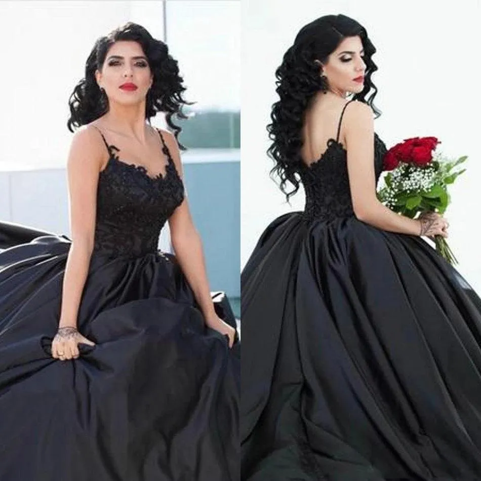 2021 Schwarze Gothic Brautkleider Satin Spitze Applikation Spaghettiträger Sweep Zug Maßgeschneiderte Kapelle Hochzeit Brautkleid Robe de Mariee