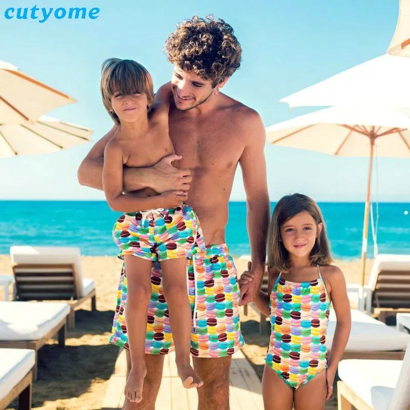 Costume da bagno per la famiglia per mamma, figlio, papà, figlia, costume da bagno abbinato, bikini intero per bambina, pantaloncini da donna per ragazzi papà LJ201111