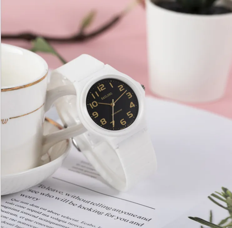 Montre à quartz blanche pour femmes, style tendance, nouvelle montre simple pour étudiantes, vente en gros, 2021