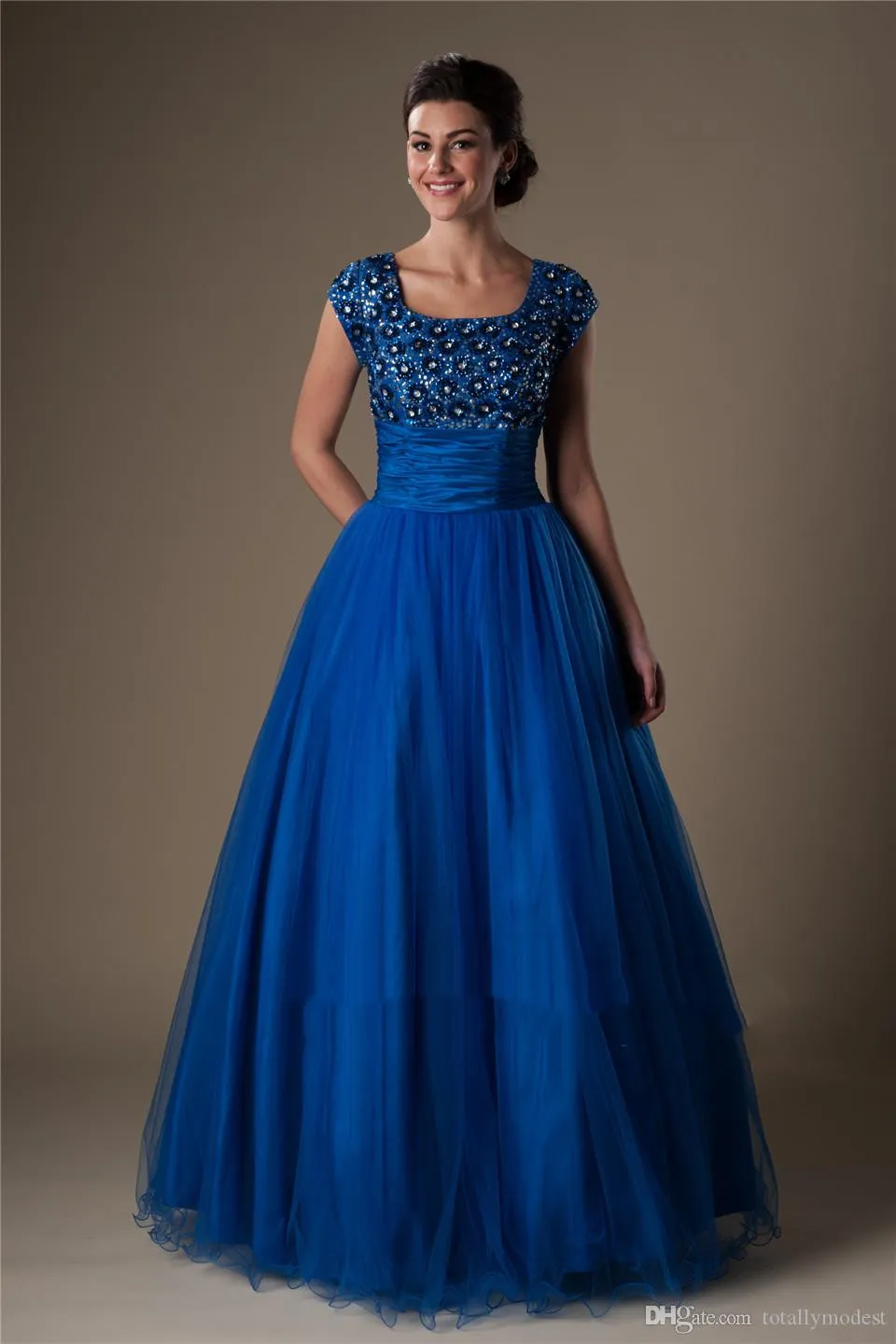 Royal Blue Ball Suknia Modest Prom Suknie z Rękawami Czapki Krótkie Rękawy Prom Suknie Puffy Puffy High School Formalne Suknie Party Tanie