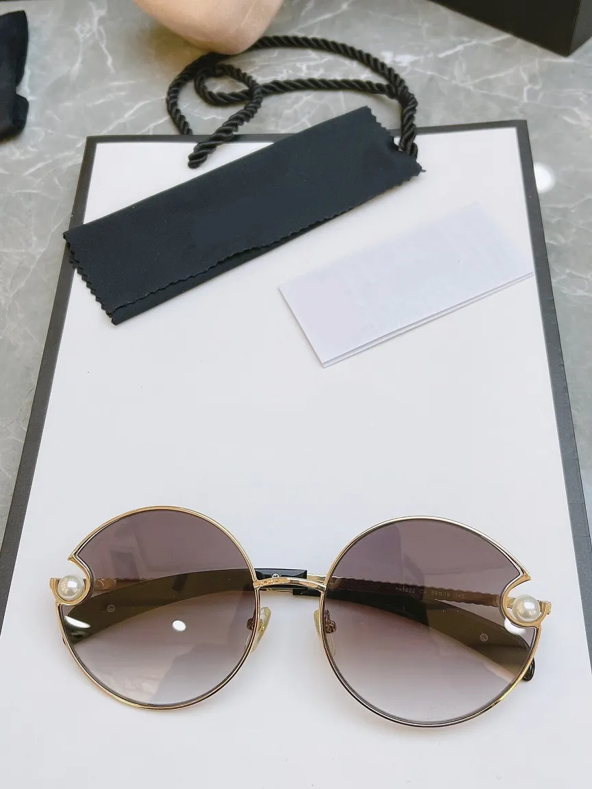 2021 neue 1822 Hot Style Star mit einer modischen Sonnenbrille mit rundem Rahmen, exquisite Verarbeitung, Perle, Mode, Temperament, Joker-Damenbrille.
