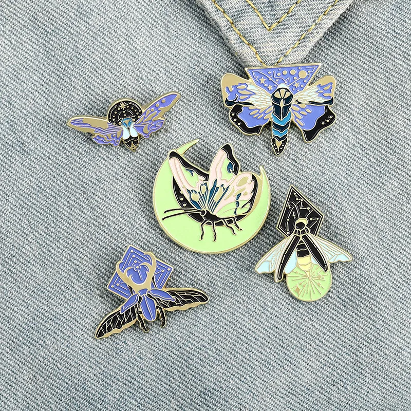 Tecknad emalj noctilucence brosch fluorescerande insekt moth firefly pins unisex fjäril legering anti-lätta spänne emblem ornament tillbehör