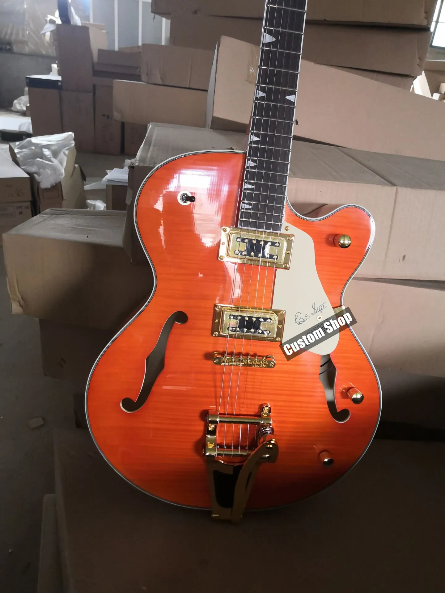 Super Rare 6120SSU Brain Setzer Orange Tiger Flame Maple Top Guitare électrique corps semi-creux double trous F, Bigs Bridge, matériel doré