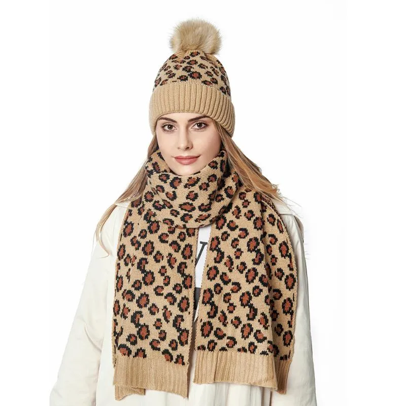 Hot koop-mode luipaard gebreide vrouwen hoed met een sjaal bal imitatie faux bont hoeden sjaals set winter accessoires voor dames sjaal muts