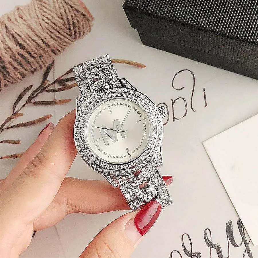 Marque regarde femme Lady Girl Diamond Crystal Big Letters Style Metal Steel Band Quartz Wrist Watch Gift Durable Gift High La qualité