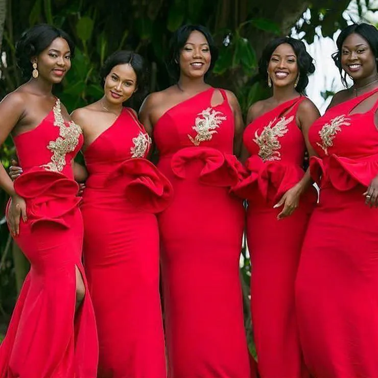 Brautjungfern-Rotkleider, One-Shoulder-Schlüsselloch-Spitzenapplikation, Schößchen, Meerjungfrau-Frontschlitz, maßgeschneidertes afrikanisches Made of Honor-Kleid