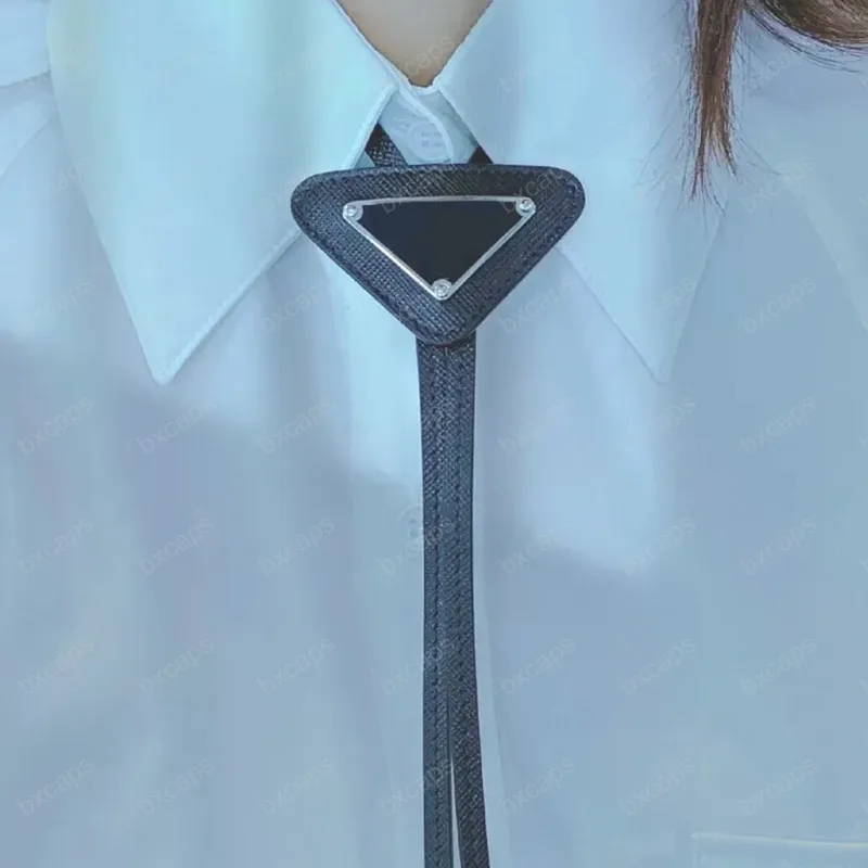 Cravatte magre firmate Cravatta in pelle moda con fiocco per uomo donna con motivo lettere cravatte P cravatte tinta unita D2112231Z