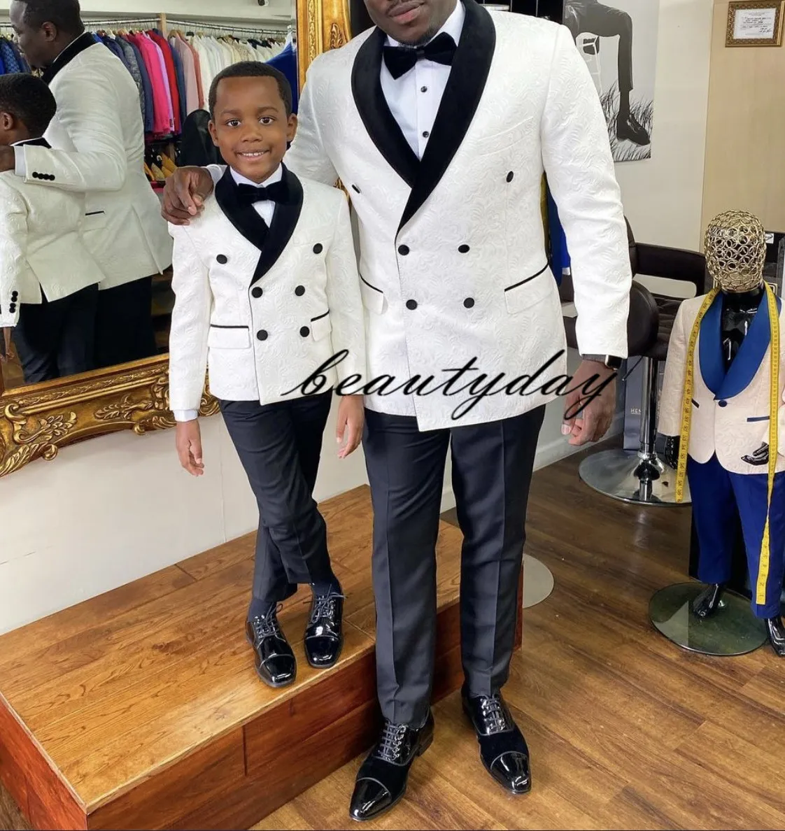 2022 Classy Wedding Tuxedos Mens Suits Slim Fit Sjal Lapel Prom Bestman Groomsmen Blazer Designs 2piece Set (White Jacket + Black Pants + Bow) Custom Made Father and Son