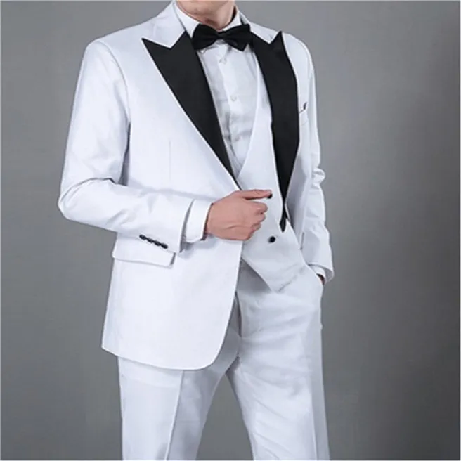Сшитое Groomsmen Пик черный отворот Groom Tuxedos Белый Мужские костюмы Свадебные / Пром / Dinner Best Man Blazer (куртка + штаны + Tie + Vest) K762